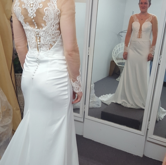 Gorgeous Wedding Gown, NEW, never worn, stored in garment bag! - Picture 13 of 16